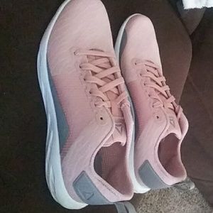 Size 10 Reebok tennis shoes